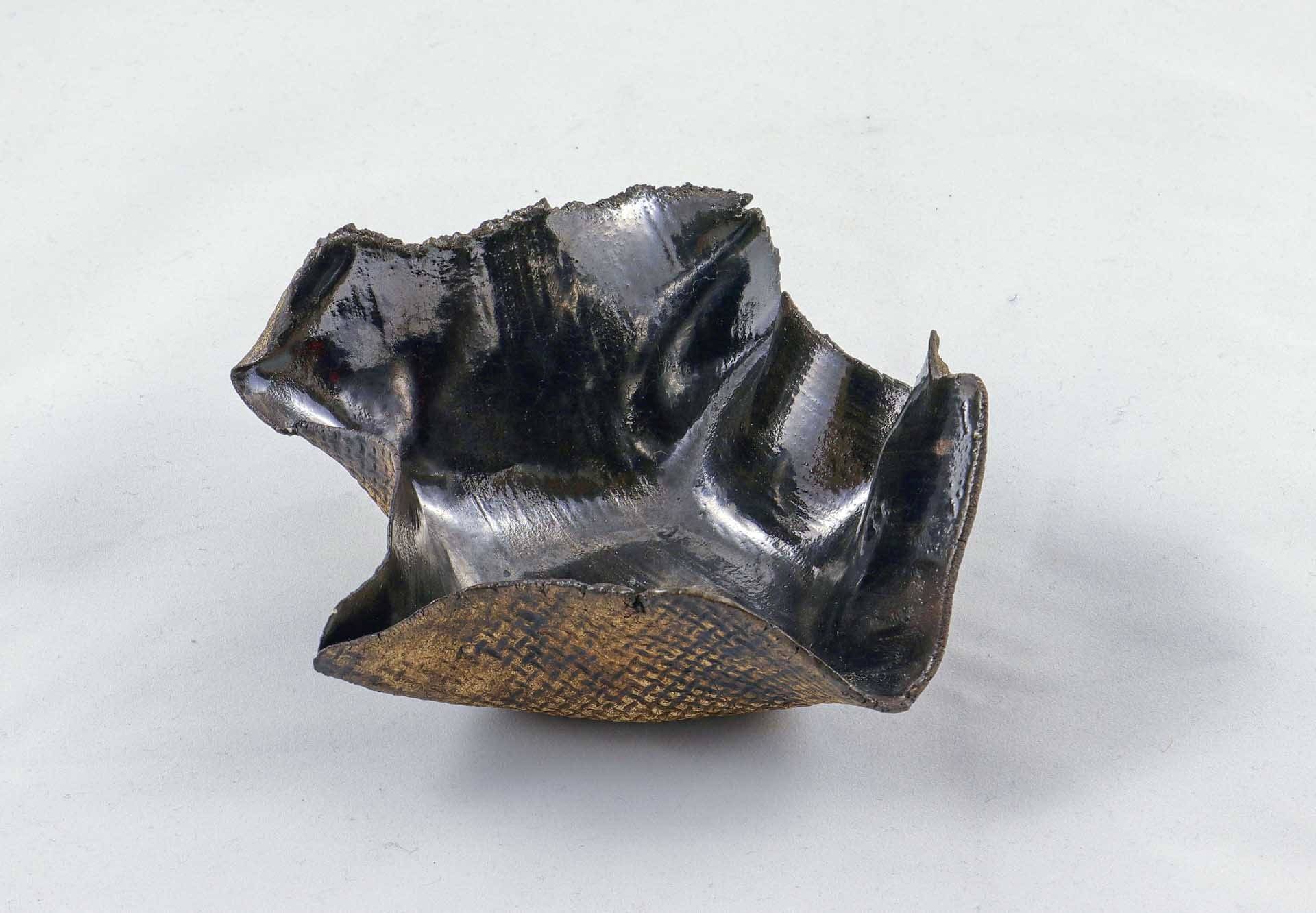 Petra Zobl Keramik - Schale bronzit aussen manganspinell Muster